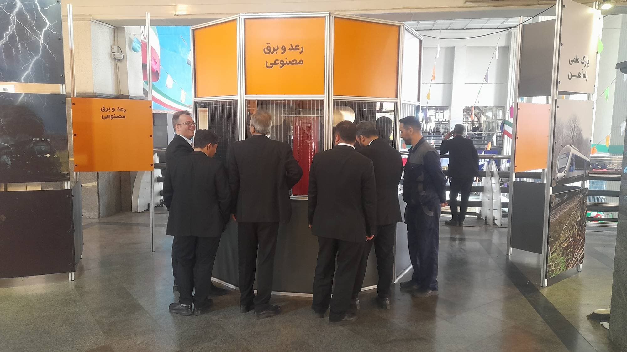 image of product رعد و برق مصنوعی - مولد برق 700 کیلوولت